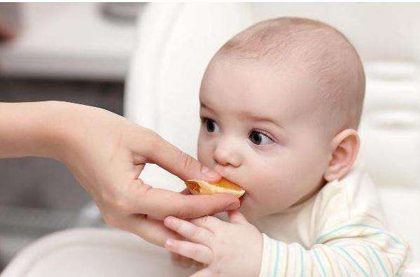 乌鲁木齐月子中心专家告诉您宝宝嘴唇干裂怎么处理